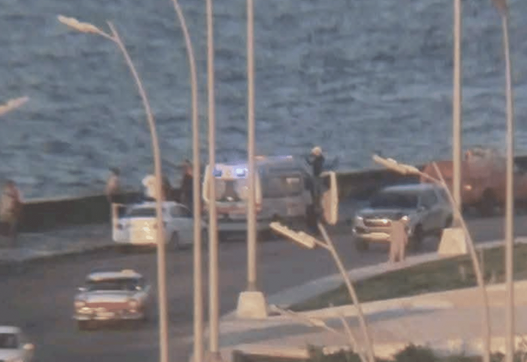 Tragedia en el Malecón habanero: persona es arrastrada por la corriente