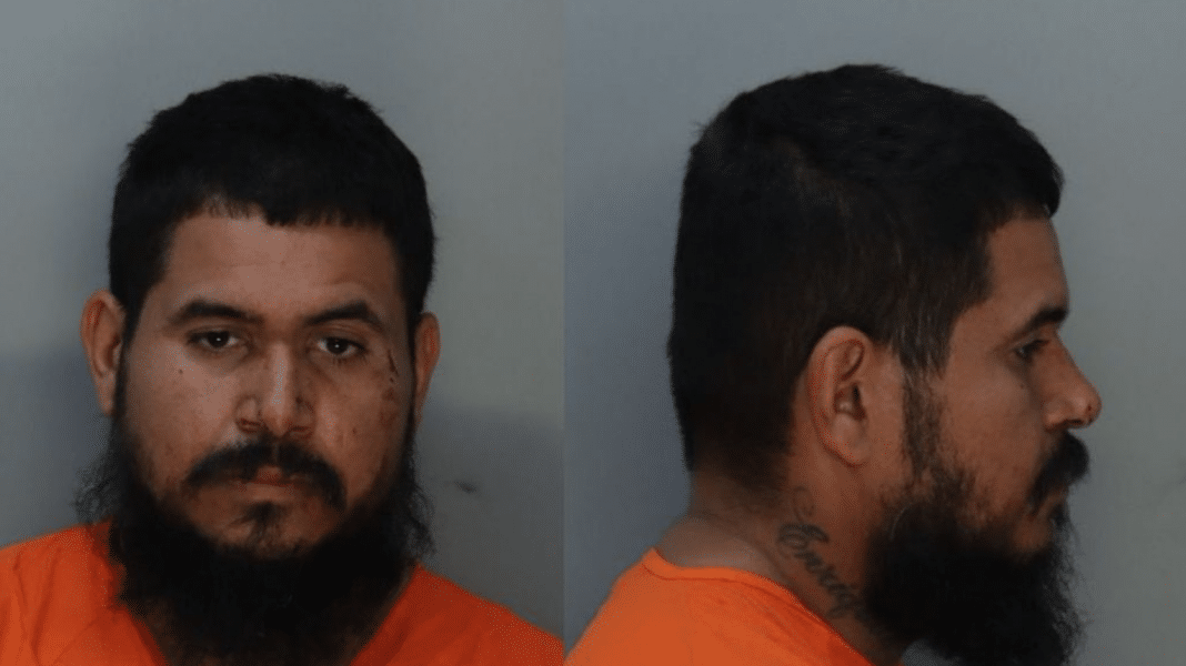 Hispano intenta asfixiar a su pareja y la golpea en Miami
