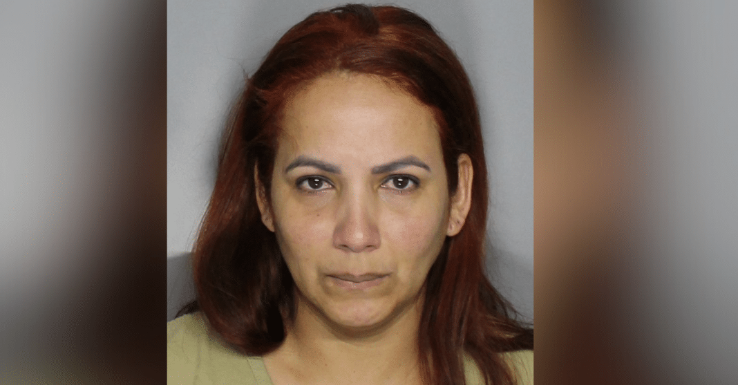 cubana es atrapada robando en una tienda