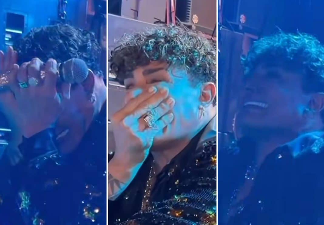 Eduardo Antonio rompe a llorar en pleno escenario por la muerte de su madre