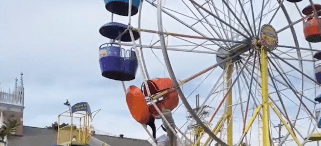 Atracción infantil se rompe y dos niñas terminan hospitalizadas