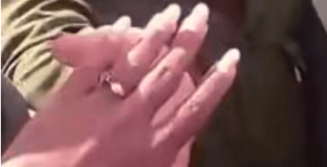 La mujer tocona de Santiago de Cuba estrecha la mano de Manuel Marrero