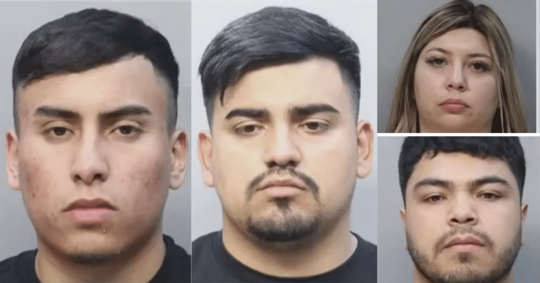 Los cuatro jóvenes chilenes detenidos por asaltar a un hombre en el Dolphin Mall
