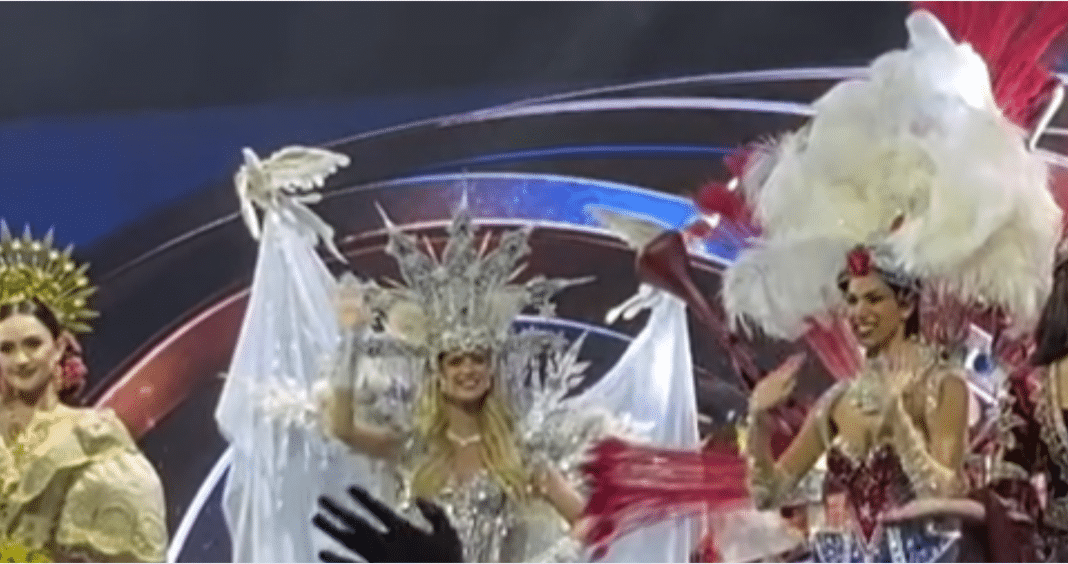 Miss Chile Inna Moll renunció parte de su espacio para que la cubana Lian Luaces se viera en todo su esplendor.