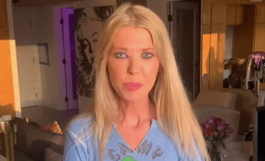 Tara Reid es drogada, en el bar de un hotel.