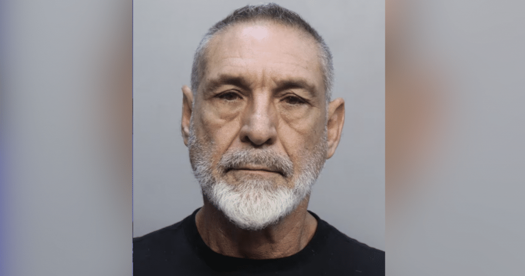 Un hispano en Miami le apunta a otro con un arma y lo acusa de ser un espía ruso