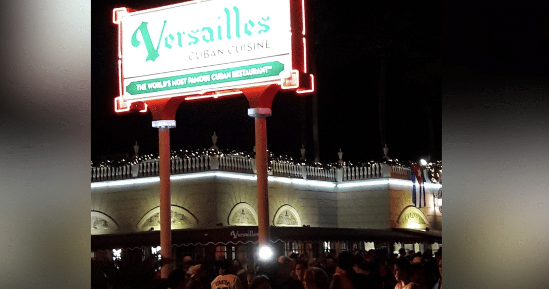 Cubanos organizaron ayer una protesta frente al Versailles