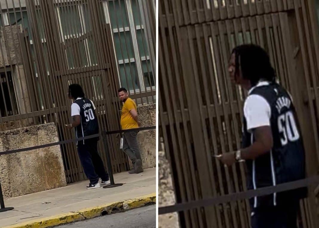 ¿Muy pronto en Miami? Ja Rulay es captado en la embajada de Estados Unidos en La Habana