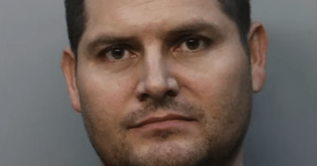 José Miguel Pérez-Molina, venezolano de 39 años, fue acusado de conducta lasciva hacia un menor de 16 años, según un informe de arresto de la policía de Sunny Isles Beach.