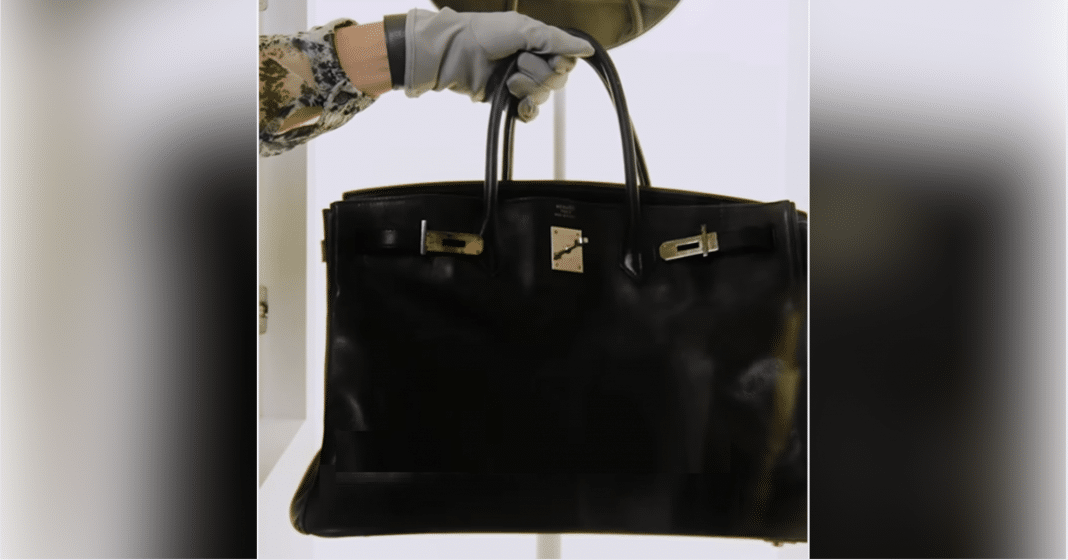 “Birkin Voyageur”, uno de los cuatro modelos Hermès (además del prototipo inicial) que pertenecieron a la cantante. Es el segundo bolso vintage más caro jamás vendido en subasta.