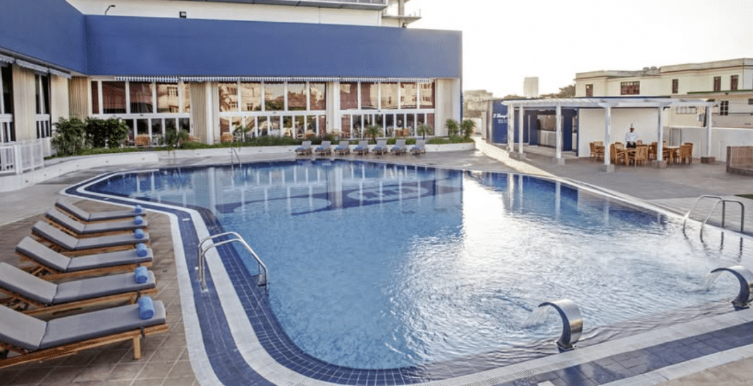 Precios para pasar el día en la piscina del Hotel Habana Libre no son para el trabajador