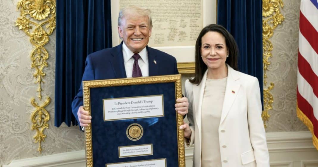 María Corina Machado le presenta su Premio Nobel a Donald Trump