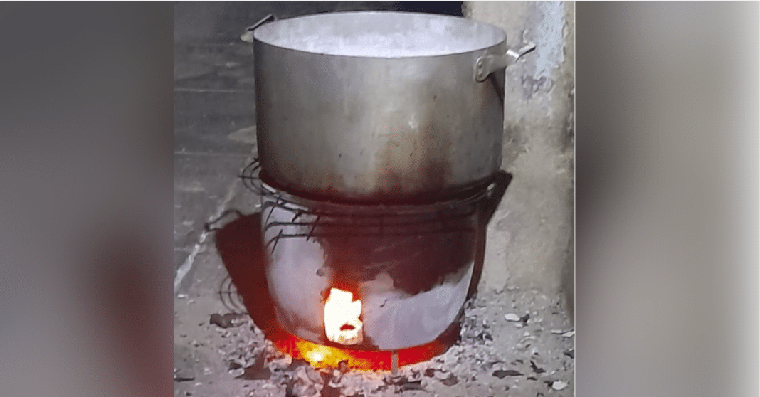 Cocinando con carbón. Así se vive en Cuba actualmente