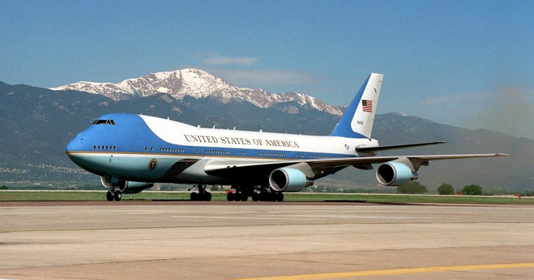 Air Force One aterriza de emergencia en Maryland, tras fallo eléctrico.