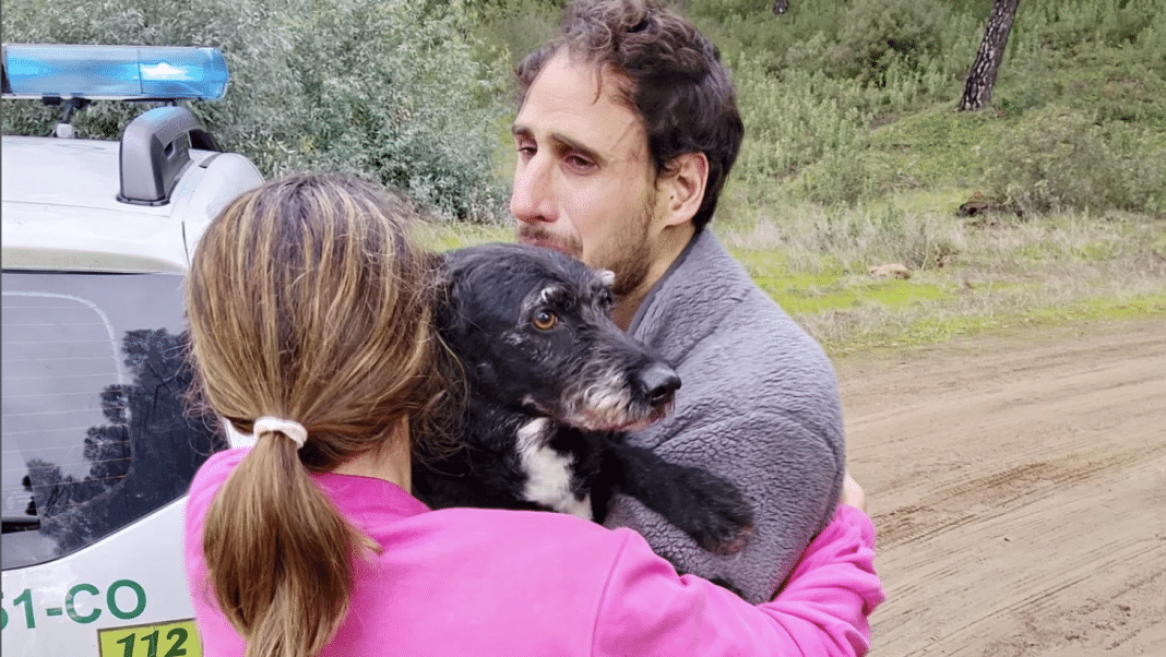 Boro es entregado a Ana García, hermana de la joven dueña del animal, quien se encuentra hospitalizada tras el accidente.