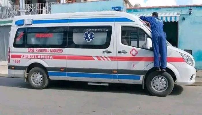 Llegan a Granma cuatro ambulancias para ser usadas en el SIUM