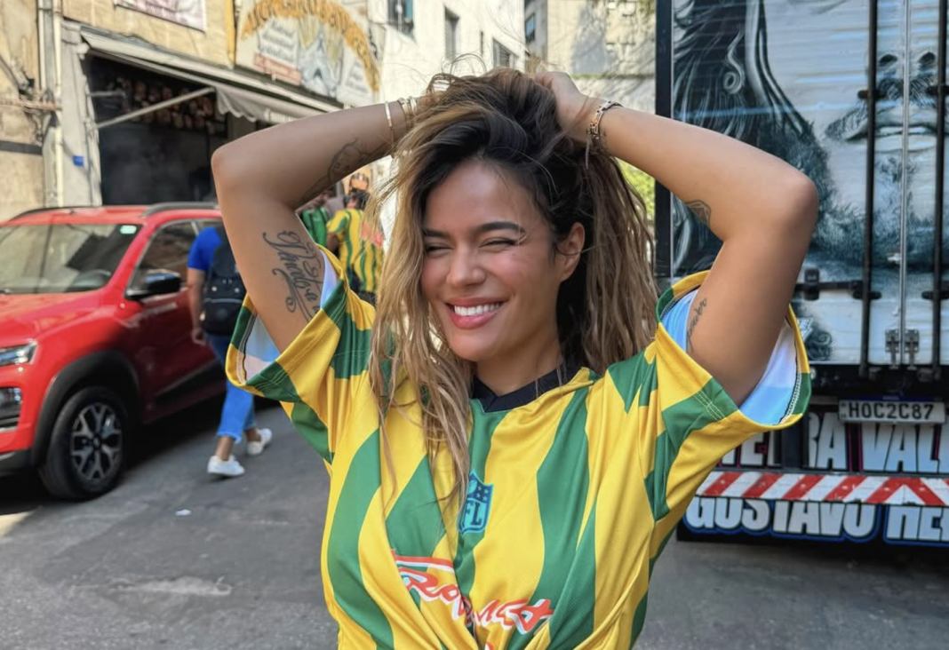 ¡Karol G llega por sorpresa y paga la cuenta de todos los clientes de su bar Carolina!