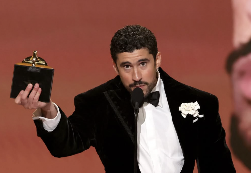 Bad Bunny hace historia en los Grammy y dedica su triunfo a los latinos: “¡Fuera ICE!”