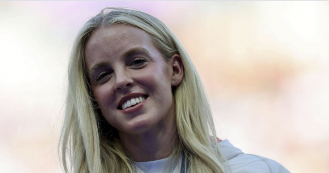 Keely Hodgkinson destroza el récord de los 800m bajo techo