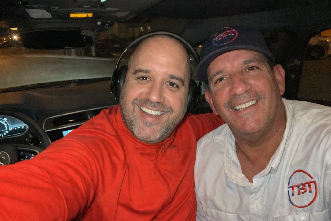 Cubanos Yordano carmona y Julio Estrada se montan en un auto de Waymo