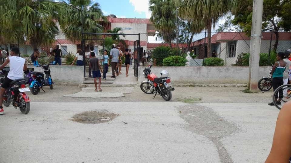 Sujeto irrumpe armado en Secundaria de Guantánamo