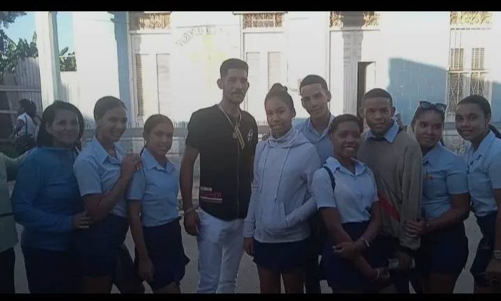 Profesor en Santiago de Cuba muere y sus alumnos lamentan su muerte