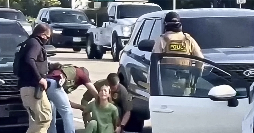 Mujer detenida en el Sur de la Florida arremete contra agentes federales por el modo en que fue detenida, que lució como un secuestro.