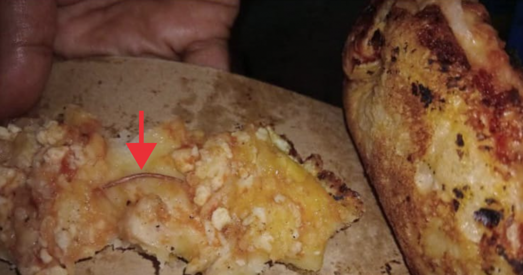 alambre de cobre dentro de una pizza