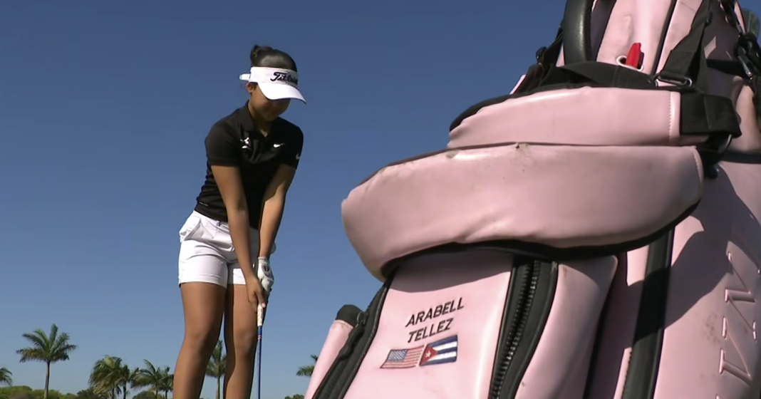 Arabell Téllez, la niña que lleva la bandera cubana en su bolso de golf