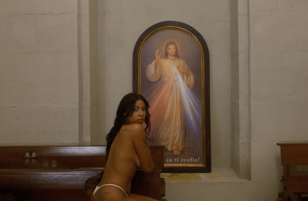 Obispado español exige retirar video de Tokischa por aparecer semidesnuda en la Basílica de San Sebastián