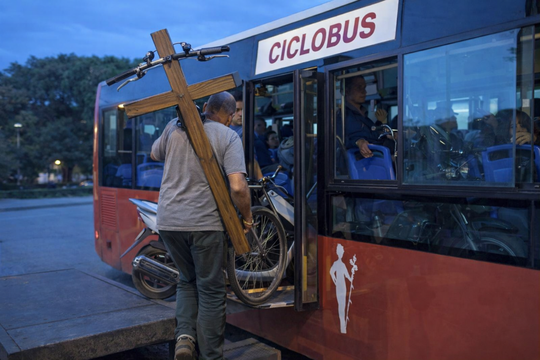 Cada vez son más los cubanos usando el ciclobús para poder transportarse