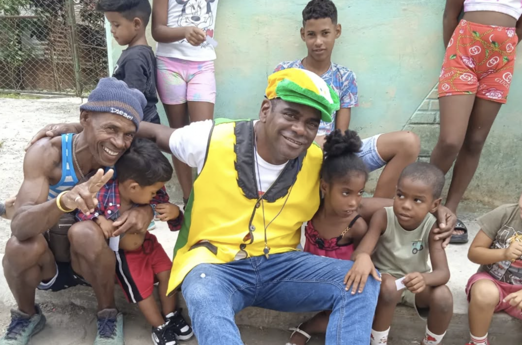 ¡A pasito cun cun! Monchi Pio reaparece repartiendo ayuda humanitaria a cubanos vulnerables