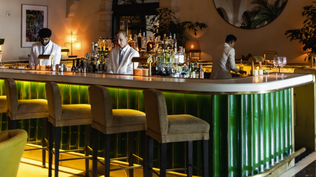 Champagne Bar, ubicado dentro del Four Seasons Hotel at The Surf Club, escogido como el mejor de los Estados Unidos