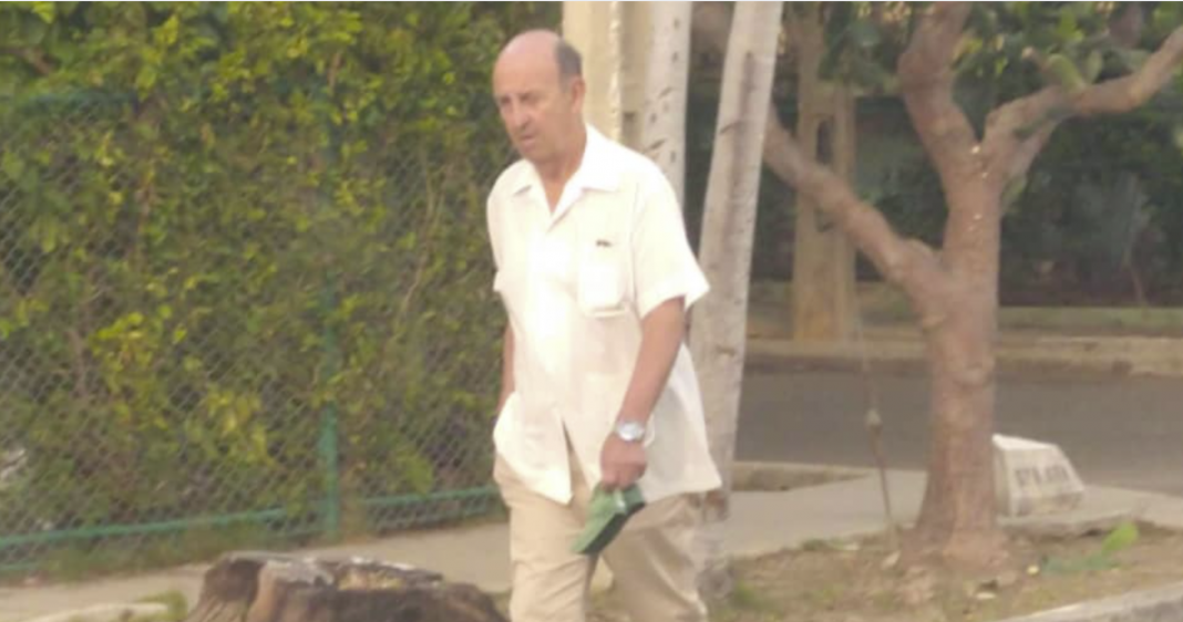 Carlos Lage es sorprendido caminando por La Habana