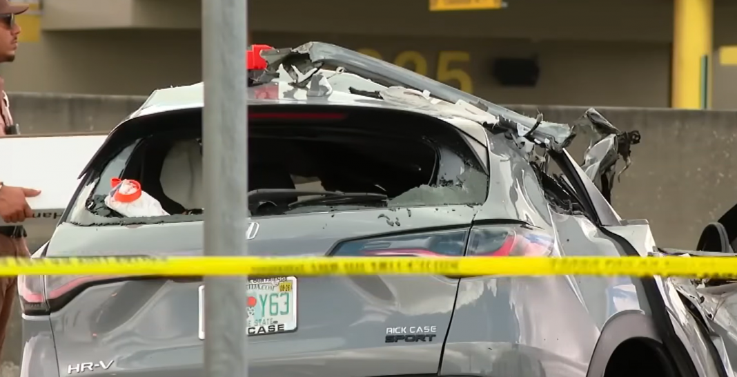 Imagen del auto dañado en la autopista Palmetto de Miami tras el accidente provocado por Reinerio de la Torre Toledo el viernes por la mañana.
