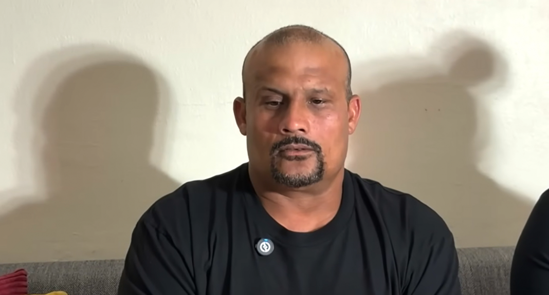 Michael Rojas, cubano liberado de Alligator Alcatraz tras seis meses de detención, junto a su esposa Roxana Torres en Miramar, Florida.