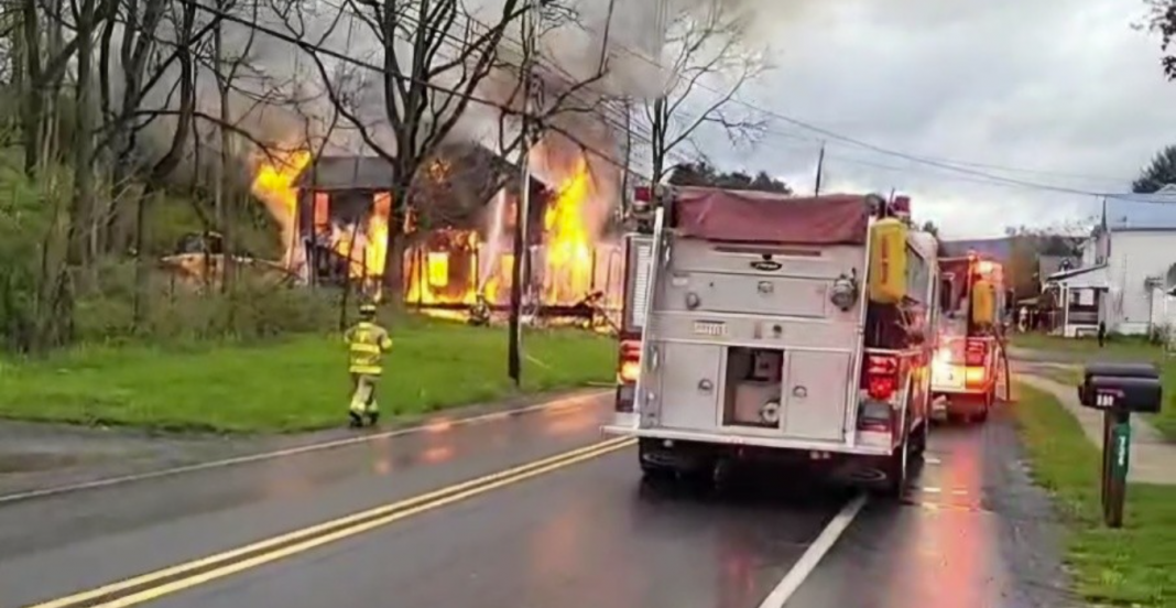 Bomberos en la escena de la explosión e incendio en Lamar Township, condado Clinton, Pennsylvania, donde murieron Sarah Stoltzfus y sus seis hijos el 20 de abril de 2026.