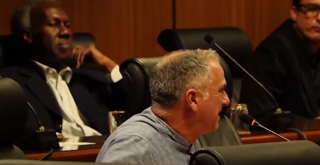 Ricardo Vilahomat, profesor cubano residente en Uruguay, durante su testimonio en el Palacio Legislativo de Montevideo donde describió la crisis cubana y declaró que 