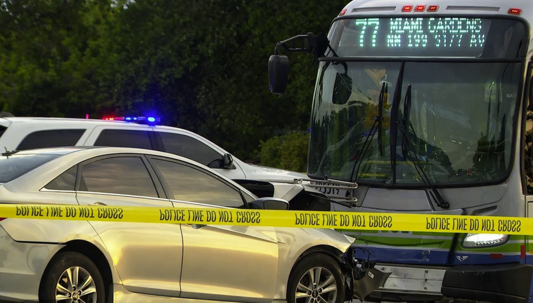 Intersección de Northwest 199th Street y 7th Avenue en Miami Gardens acordonada por la Policía tras el accidente fatal entre un Hyundai Sonata y un bus de Miami-Dade County Transit, 23 de abril de 2026, donde murió la joven hispana.