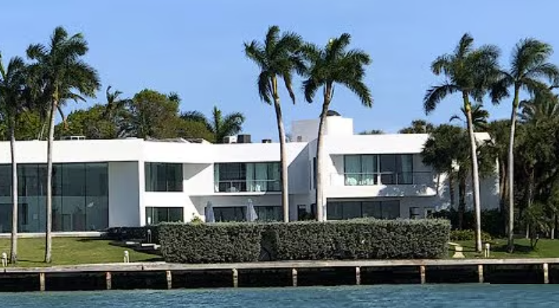 Mansión de Scarface en Key Biscayne sale a la venta por $237 millones, todo un Récord en Miami-Dade. Tiene 2.38 acres, está ubicada en el 485 W. Matheson Drive, Key Biscayne, con la bahía de Biscayne y el skyline de Miami al fondo.