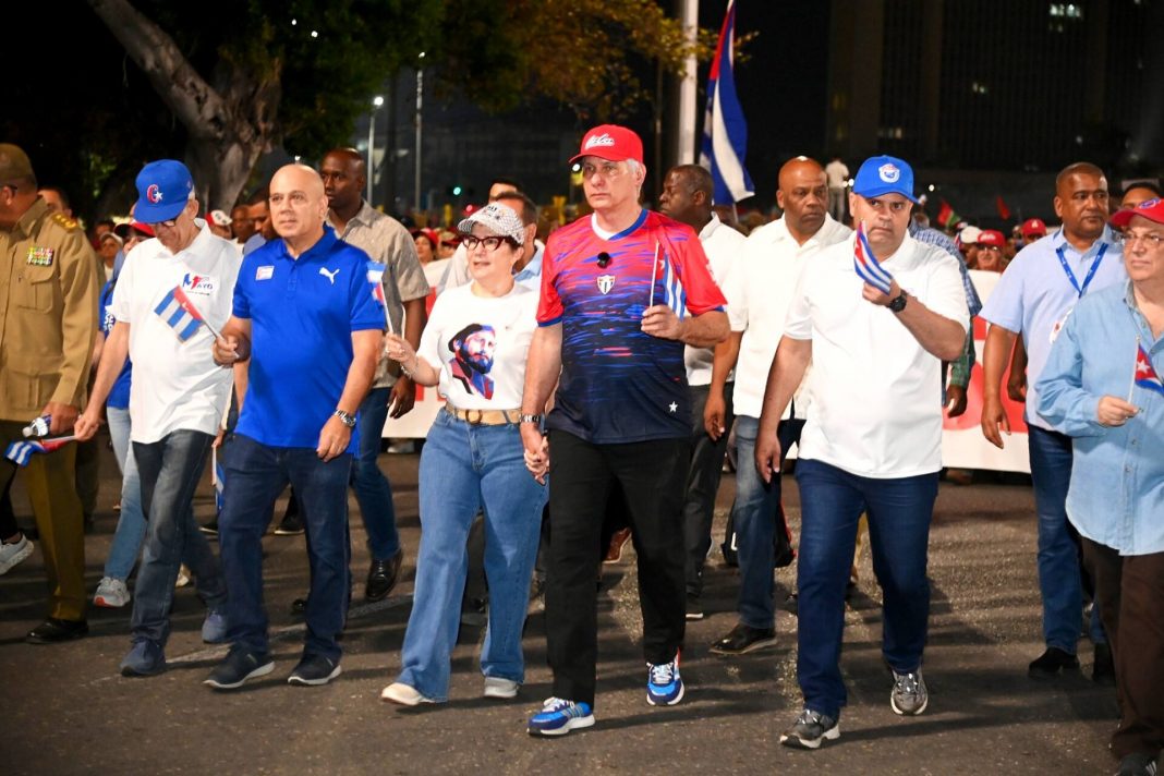 Díaz-Canel en el desfile del 1ro de Mayo 2026 calzando tenis Adidas valuados en más de mil dólares.