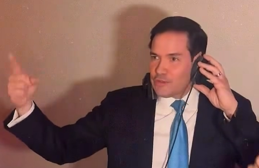 Marco Rubio con audífonos detrás de consola de DJ en boda familiar en Florida el 3 de mayo de 2026.