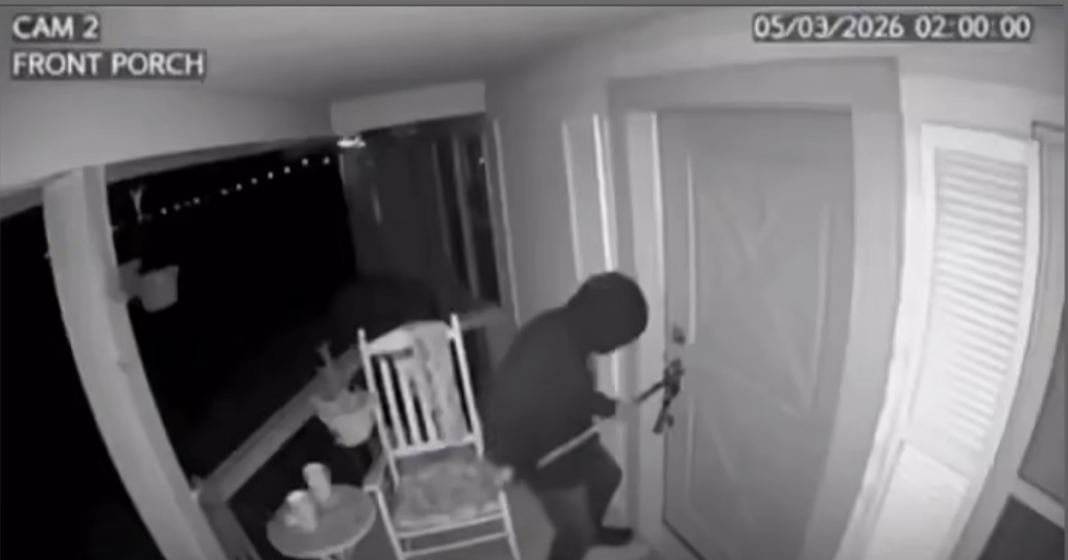 El ladrón intentaba entrar en la casa cuando fue sorprendido por el perro pitbull