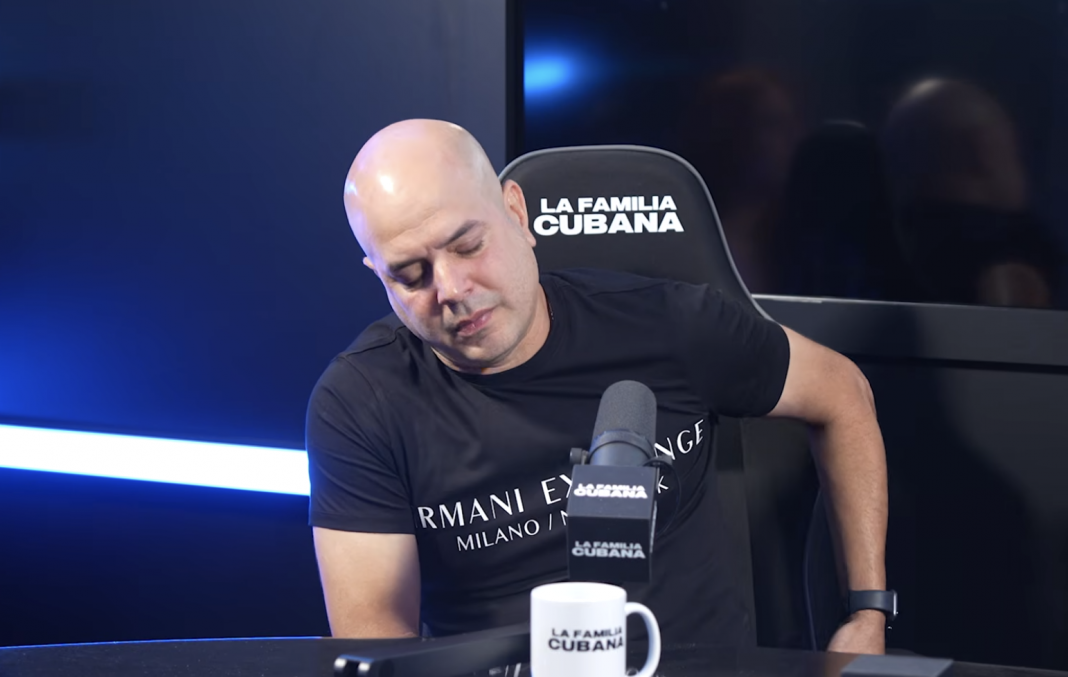 Actor cubano Alejandro Socorro rompe a llorar en plena entrevista: “Mi papá murió sin saber de mi hermano”