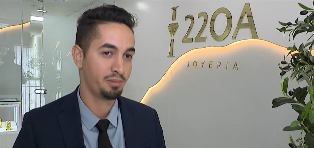 Los dueños de la joyería I-220A en Miami, cuatro cubanos que nombraron su negocio con su formulario migratorio