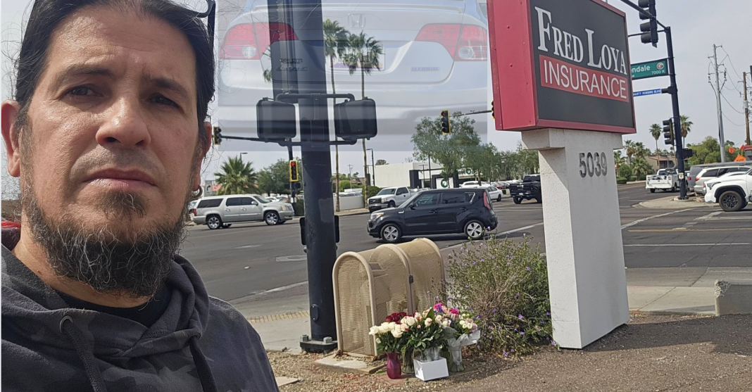 Músico cubano Sergio Ernesto Tendencia frente al lugar del accidente de su hija en Arizona con placa de carro con su nombre