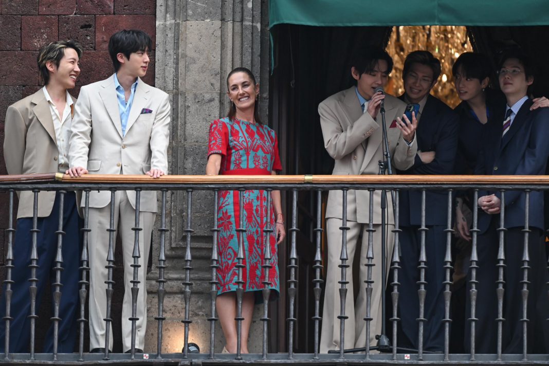 ¡Furor en México! Claudia Sheinbaum aparece con la banda de K-pop BTS en un balcón del Palacio Nacional