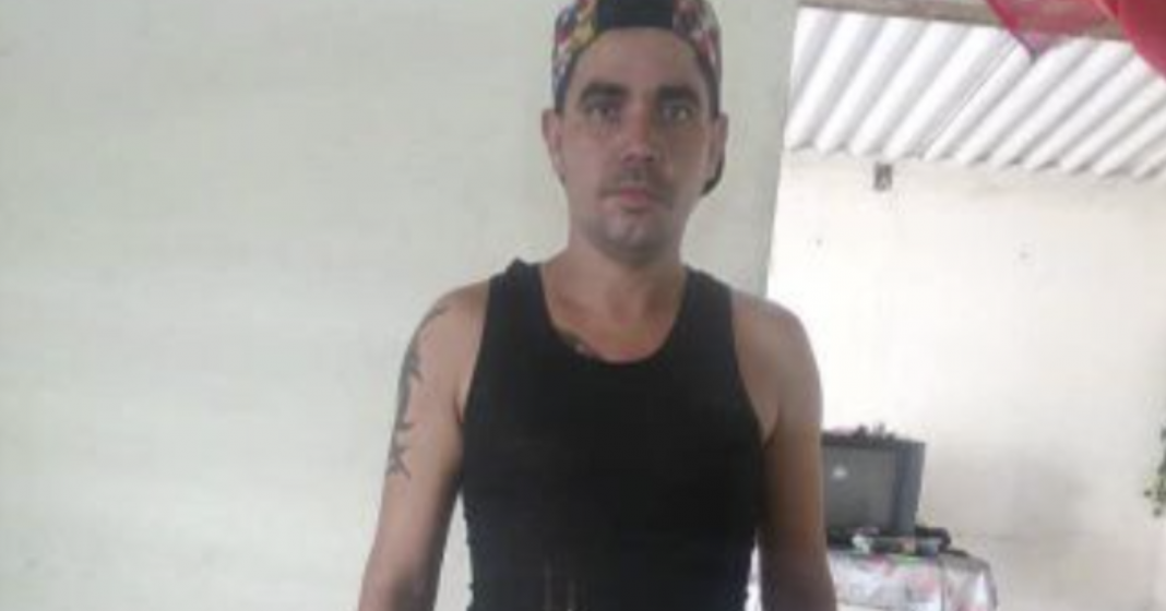 Hombre cubano amputado de pie izquierdo en Cienfuegos Cuba busca donación de prótesis para sus tres hijos