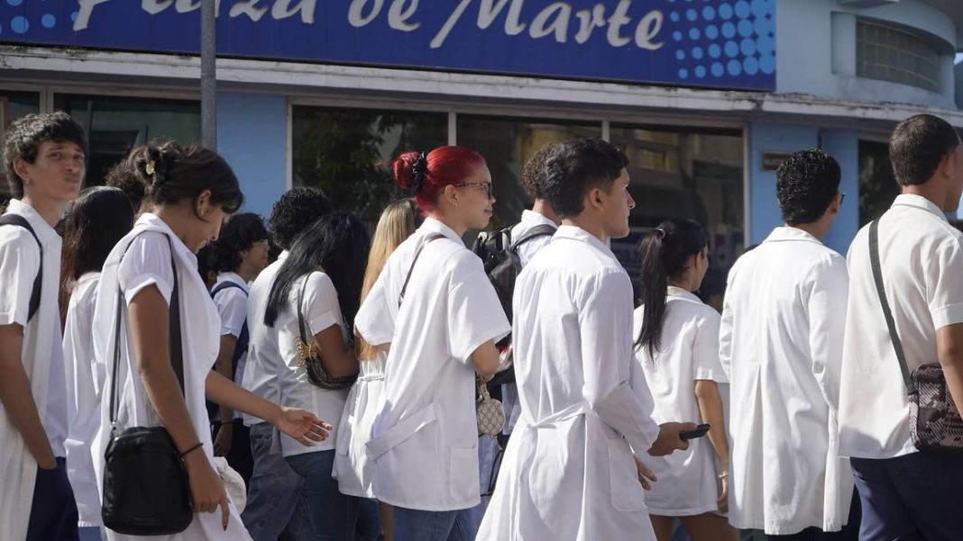 Estudiantes de Medicina en Cuba son obligados a recibir entrenamiento militar
