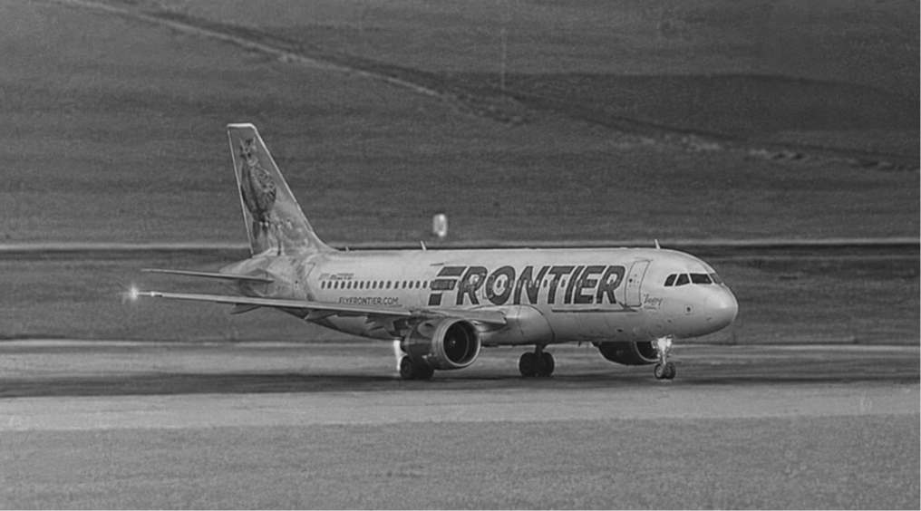 Avión de Frontier Airlines golpea y mata a un sujeto durante despegue